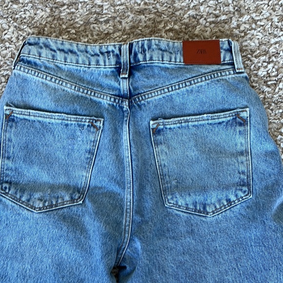 Zara Slightly Distressed Light Blue Wash High Rise Mom Jean Sz 4 - Picture 6 of 12